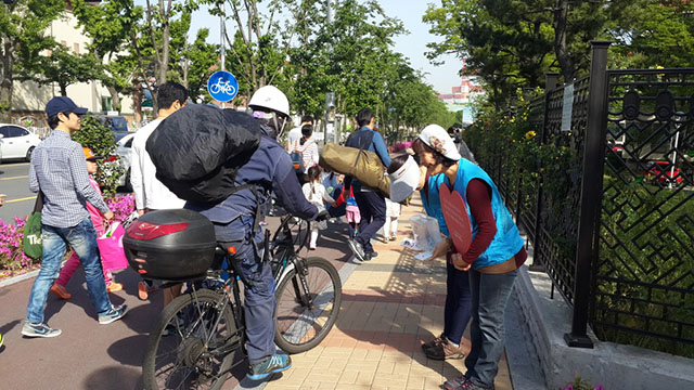 눈을 맞추고 인사합니다.