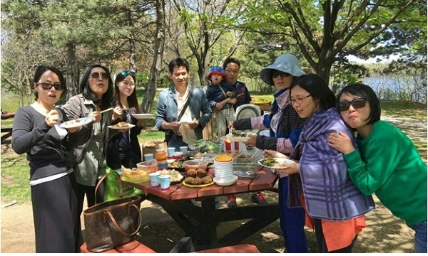 지난 5월에 있었던 야외법회, 오른쪽 두 번째에 몬트리올 열린법회 담당자 노종숙 님